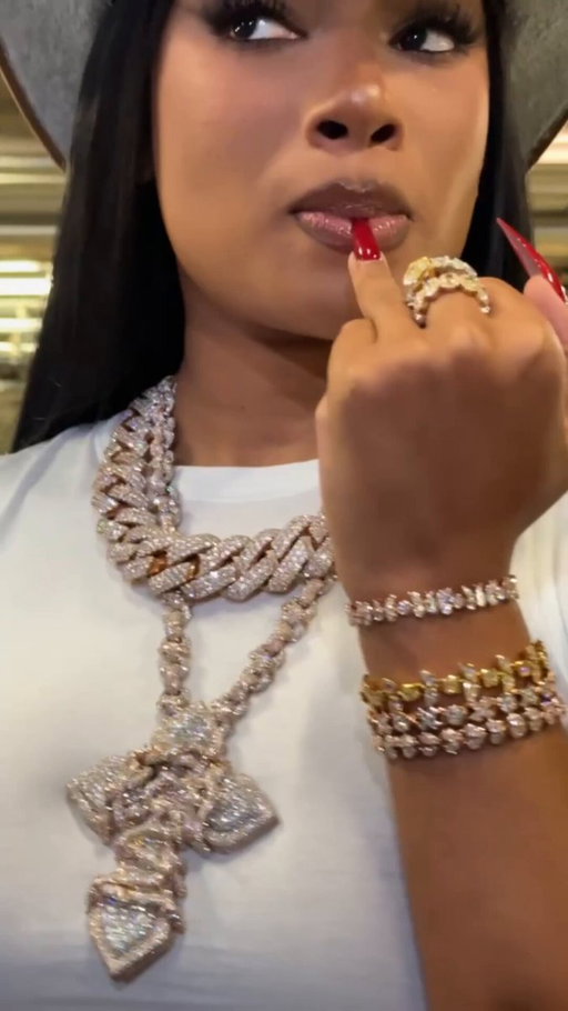 How many pts Klay dropping? 

Megan Thee Stallion: “HE BETTER DROP ALL OF THEM” 😂😂 