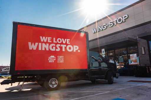 we love our fans. even the crusty ones who sell “lil” wings to keep up💀 @pizzahut 