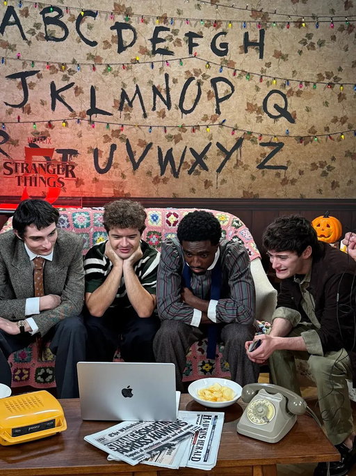 i ragazzi insieme che guardano il trailer finale di Stranger Things ❤️ ❤️ 