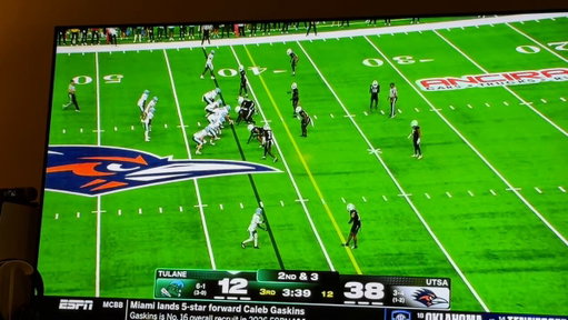Yo did a WR just throw an absolute missle for 50 yards on a dot??? 