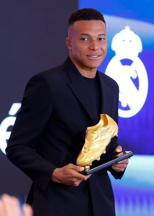 Mi primer Bota de Oro. 
Un honor de ganar este primer y ser reconocido como máximo goleador en Europa. 
Muchas gracias a todo mis compañeros y todo la gente del @realmadrid para ayudarme cada día para tener mi mejor versión. Nada seria posible sin vosotros a mi lado. 
Y por fin quiero decir gracias a todos los Madridistas que me han dado muchísimo cariño desde el principio. 
Nos vemos mañana en el Bernabéu !! 

¡HalaMadrid!