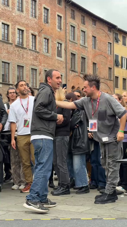 Ci siete andati quaaaaasi vicino. 
Tanto così.  🤏
Due Spicci, la nuova serie di @zerocalcare  arriva nel 2026, solo su Netflix. 