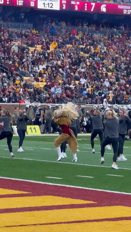 Go off @GoldytheGopher ! 