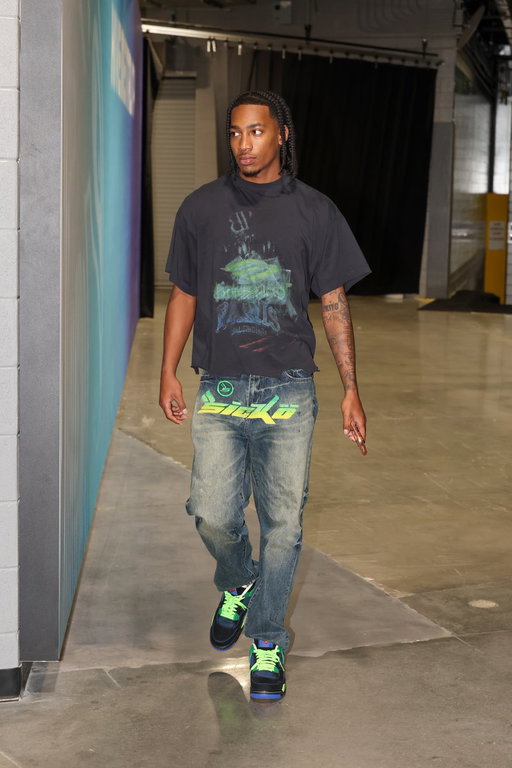 Rob Dillingham brought out the Air Jordan 4 "Doernbecher" for his tunnel fit 🔥 