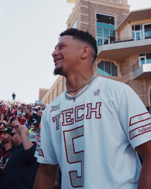 The goat is in the building 💪

@PatrickMahomes x @adidasFballUS 