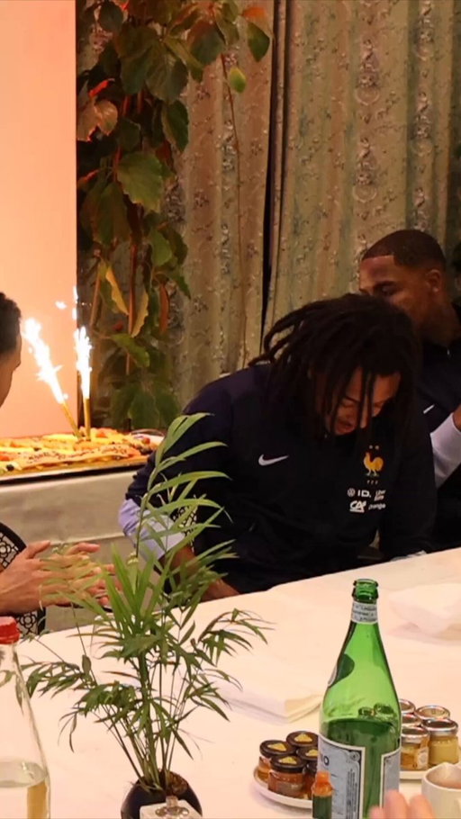 Un anniversaire en équipe pour Jules Koundé ! 🎂 🤗 