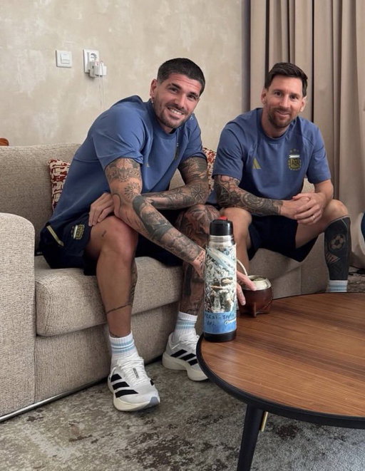 🗣️ Rodrigo De Paul: “Before flying to Argentina, Leo suddenly said with that calm smile: 'De Paul, we'll first stop by Barcelona… I want to see the Camp Nou.' I thought he was joking, but he wasn't.

We took a private jet from Miami and almost nobody knew we were there. Messi wanted peace and quiet, no fuss, no cameras. We stayed in a hotel across from the stadium. He sat on the balcony, staring fixedly at the Camp Nou, and said in a low voice: 'This whole place… holds a part of me.'

I couldn't say anything; I just smiled and told him: 'That's right, Leo… there's no club in the world more worthy of you than Barça.'