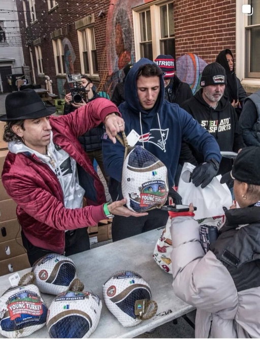 Tommy DeVito giving back in the community to the folks in need. Thanksgiving Turkey Drive. 🙏🏼 🫶🏼 