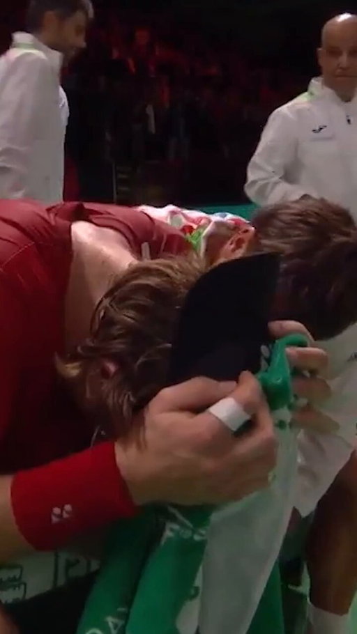 Sport can be cruel 💔

Flavio Cobolli consoles Zizou Bergs after their titanic match 

#DavisCup 