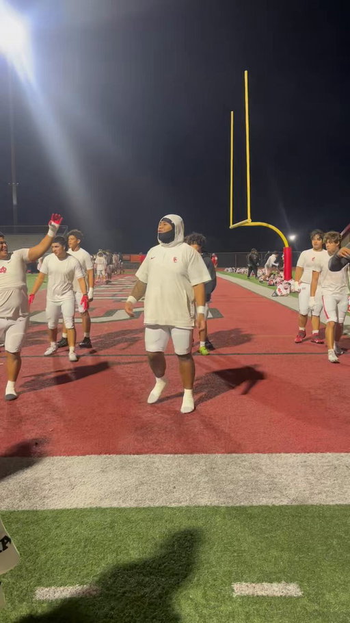 USC DL commit TomTom Topui warming up ahead of Mater Dei’s playoff game against Corona Centennial 