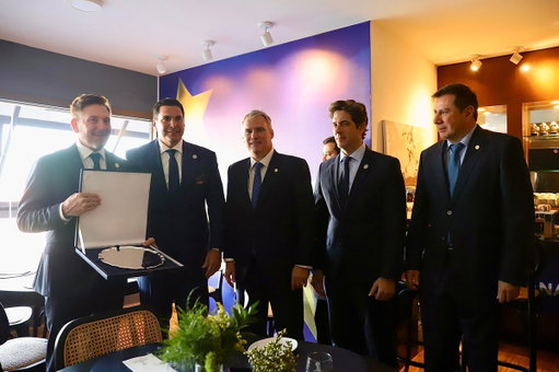 Reconocimiento con historia y gratitud 🤝

La Asociación Paraguaya de Fútbol entregó hoy un reconocimiento al presidente de la @CONMEBOL, Alejandro Domínguez (@agdws), por su liderazgo decisivo y su permanente apoyo al desarrollo del fútbol paraguayo.

Esta distinción refleja el valor de una gestión que permitió que el Estadio ueno Defensores del Chaco (@ElDefensores) vuelva a ser sede de grandes finales continentales, proyectando a nuestro país ante los ojos de toda Sudamérica.

Un gesto simbólico, cargado de gratitud y respeto, entregado por el presidente Robert Harrison (@RHarrisonP), en nombre de toda la familia del fútbol paraguayo ⚽️🇵🇾

Seguimos construyendo juntos el crecimiento del deporte sudamericano 🌎🏆
