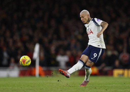 Richarlison catches out David Raya from over 35 yards away, the furthest goal in the Premier League so far this season! 😮

It's now 3-1... Game on? 