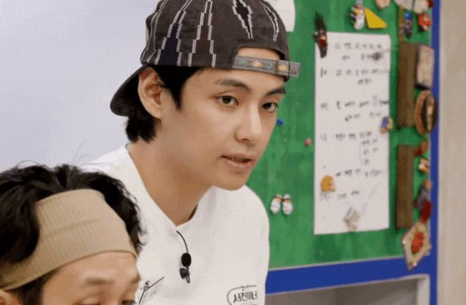 i fear no one looks as good in a backwards cap as #taehyung 😩

#KimTaehyung #V #jinnyskitchen #BTS 
