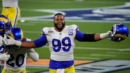 𝐁𝐑𝐄𝐀𝐊𝐈𝐍𝐆 𝐑𝐔𝐌𝐎𝐑:
There is growing speculation that Aaron Donald is considering a return to the Rams for a deep playoff run.

Aaron Donald has been "enjoying" retirement, so no decision is imminent. 