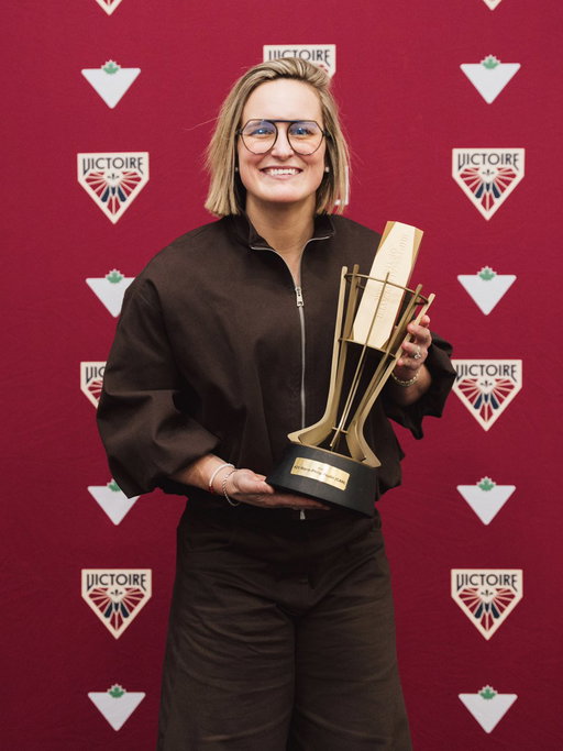 Avant le premier match à domicile, Marie-Philip Poulin a reçu son trophée de titre de joueuse de l’année sur la scène internationale 2024-25 des mains de Luc Tardif, président de la Fédération internationale de hockey sur glace. Félicitations encore à notre capitaine 👏

Before our home opener, Marie-Philip Poulin received her 2024–25 IIHF Player of the Year award from Luc Tardif, president of the International Ice Hockey Federation. Congrats again to our captain!