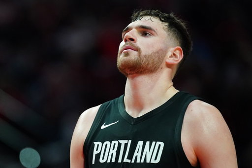 Donovan Clingan ranks this season in the NBA:

▫️1st in total OREB (90)
▫️2nd in OREB per game (4.7)
▫️3rd OREB% (19.0)
▫️6th in total REB (190)
▫️7th in blocks (29)
▫️1st in blocks per 36 min (3.0)
▫️1st in fouls per 36 min (5.1) 😬

Opponents HATE to seen Donovan Clingan in the paint