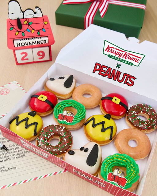 Cue the carols, the Peanuts Christmas Collection has arrived! 🎶
🎄 Charlie Brown Ornament Doughnut
🌟 Christmas Wreath Doughnut
🎅 Santa Belly Doughnut
🐾 Snoopy Cookies and Kreme™ Doughnut 