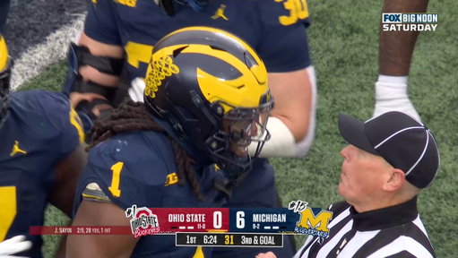 MICHIGAN’S JAISHAWN BARHAM JUST HEADBUTTED AN OFFICIAL 😳

