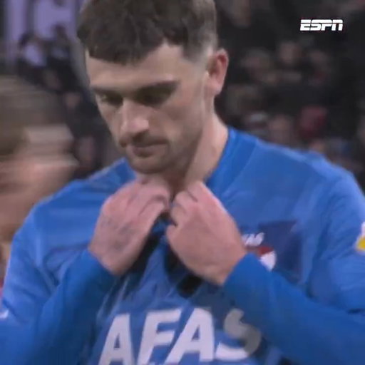Troy Parrott had an injury time penalty to level AZ's match with FC Twente. 

Looks like he went for the panenka 😬

