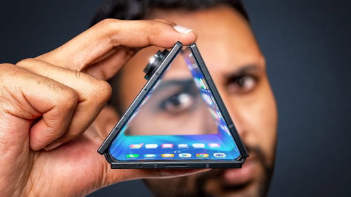 Samsung's just announced the Galaxy Z TriFold

-10 inch full-tablet-sized display 
-3.9mm thick (Thinnest Samsung phone ever)
-200MP main camera

World's first hands on: https://t.co/FvwBfFM326 