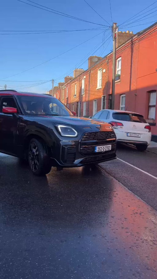 Loved taking the brand new MINI Countryman down to #OtherVoices this weekend!

We did the long drive in style!  Big fans of the:
- Smooth automatic ✅
- Parking assist (never had that before)📷
- Huge circular display 📷
- Wireless phone charging shelf 📷
 
@KatieJaneAllen_ @BMWGroup @BMWireland
