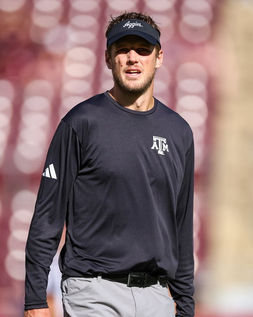 To the top assistant coach in the country. 

Collin Klein has been named a @BroylesAward Semifinalist.

#GigEm | https://t.co/JYyq3sFrn4 