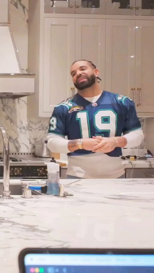 Drake repping the double blue 💙🤞 