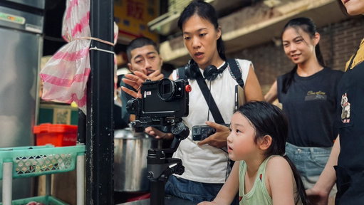 Go behind the scenes with LEFT-HANDED GIRL director Shih-Ching Tsou and stars Shih-Yuan Ma and Nina Ye as they talk navigating Taipei's night market. Now playing on Netflix. 