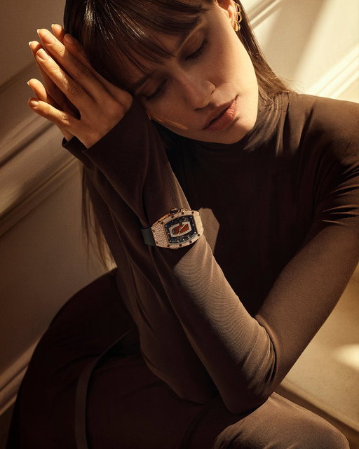 The randomly set diamonds of her RM 037, catching and playing with every beam of light, cast a shimmering winter glow that reflects the depth of her reveries.

http://bit.ly/4a94SgZ 