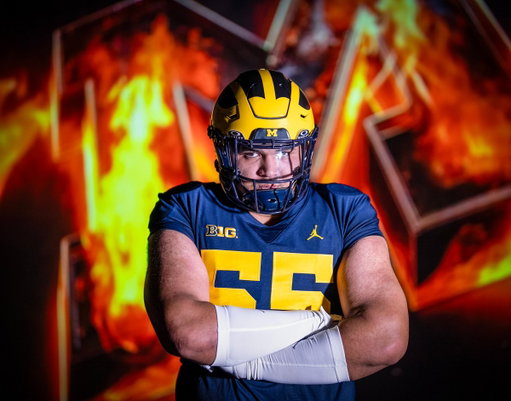 Just got a major addition to our offensive line 💪 @MalakaiLee2 