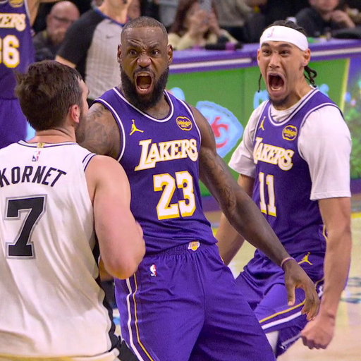 LeBron stared down Luke Kornet for so long 😭 
