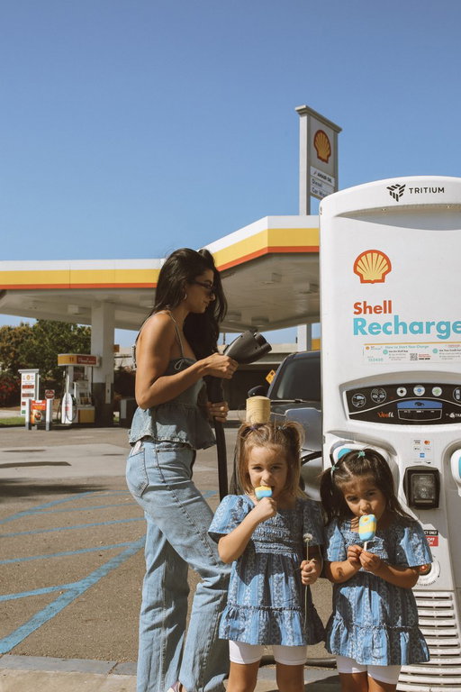Sometimes the best memories are made during the little stops in between. 🍦💖

#ShellRecharge #EVLife #MomLife #IceCream #MakingMemories #FamilyTime #ElectricVehicle

📸(IG): stagedby.ana.egger 