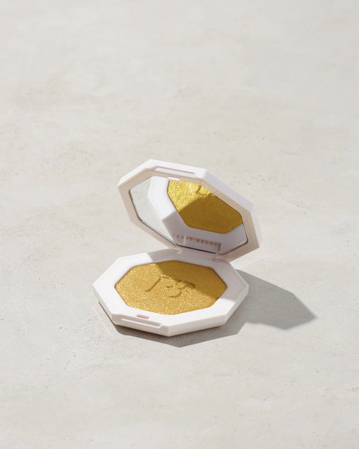 clean girl makeup today knows nothing about the chokehold of fenty killawatt highlighter. you really had to be there 