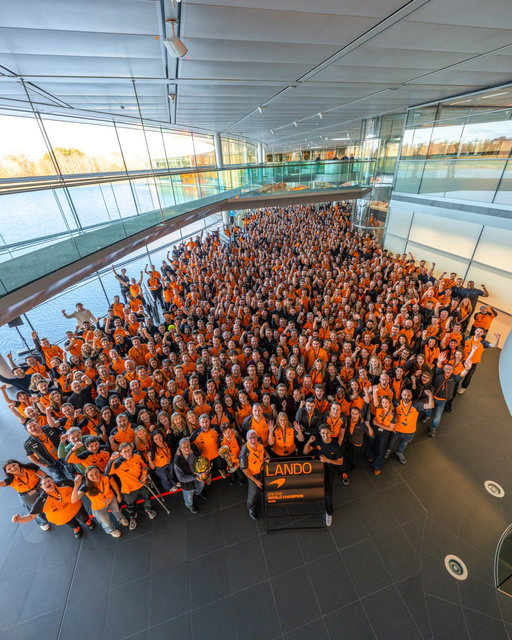Our last team pic of the year 🧡

#McLaren 