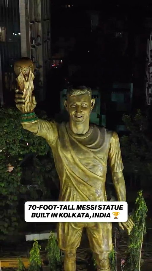 This Messi statue in Kolkata, India 🔥

 