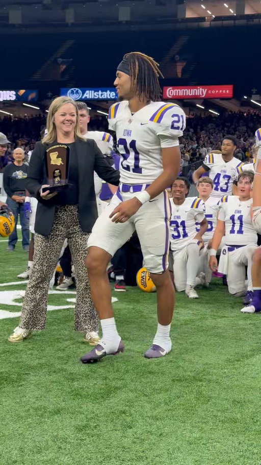 Houston WR signee Jeremiah Bushnell was a deserving MVP for Iowa

4 catches for 112 yards and 3 TD in the win: https://t.co/798CR16hSJ 