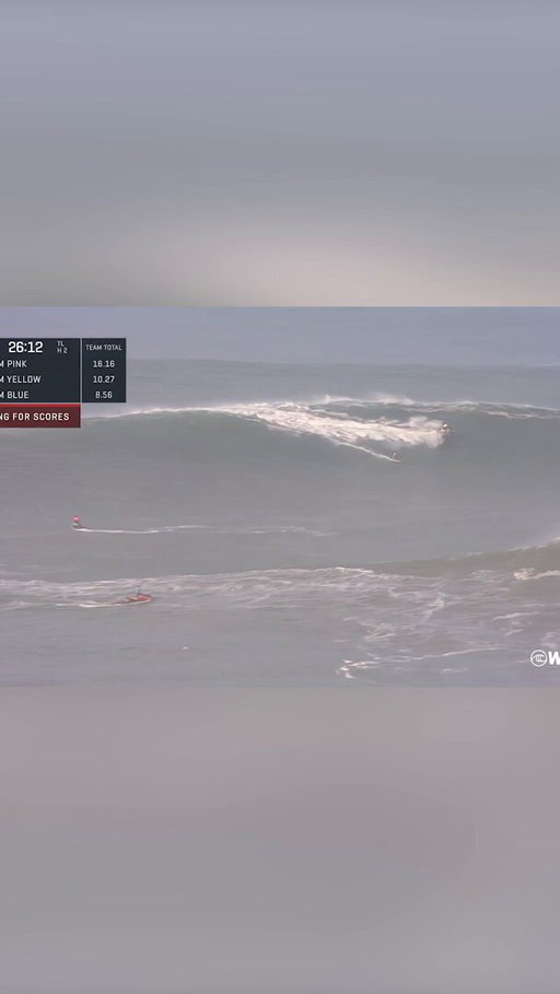 Yellow team completely in sync as @justinedupont33 finds a bomb &amp; @ericrebiere stays ready for a swift pickup. 🤝

TUDOR Nazaré #BigWaveChallenge is LIVE on https://t.co/ie0ZfMVLPY. @tudorwatch @redbullsurfing 