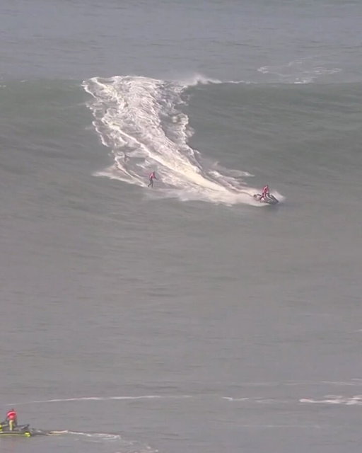 Madness by Nic Von Rupp.

8.33 for Nic’s top wave so far in the TUDOR Nazaré #BigWaveChallenge.

LIVE on https://t.co/ie0ZfMVLPY | @tudorwatch @redbullsurfing 