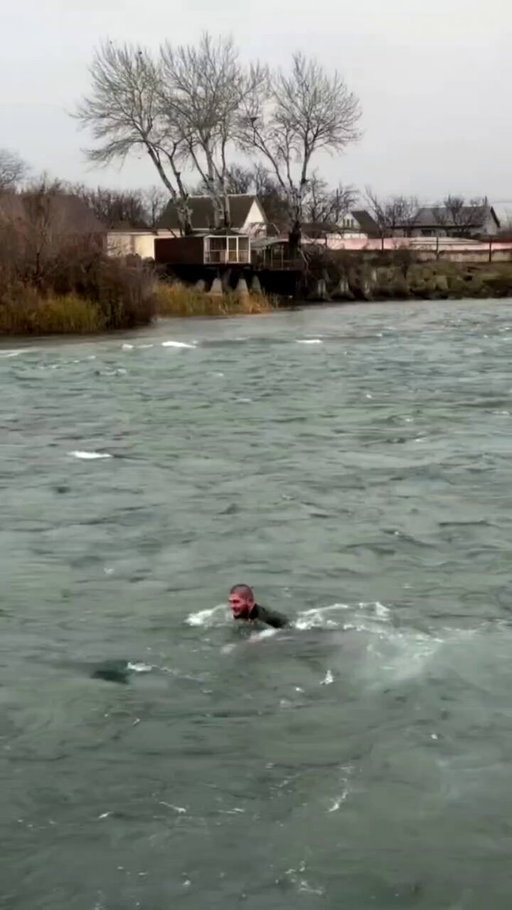 Khabib Nurmagomedov goes from a sauna straight into a 9-degree river in Dagestan 🥶🏔️ 
