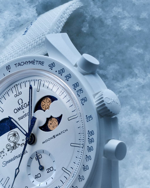 Hurray! It's snowing in Switzerland! Which means you’ll find MISSION TO EARTHPHASE – MOONSHINE GOLD Cold Moon in every Swatch store featuring the Bioceramic MoonSwatch Collection!
#MoonSwatch #OMEGAxSwatch #Swatch https://t.co/hap5sALSHp 