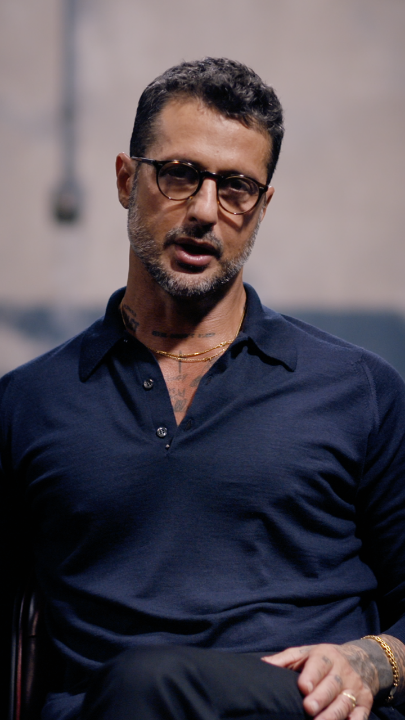 Si è definito in tanti modi: imprenditore, falsissimo, disonore, dio.
Ma c'è qualcosa di più.
Fabrizio Corona: io sono notizia esce il 9 gennaio, solo su Netflix. 