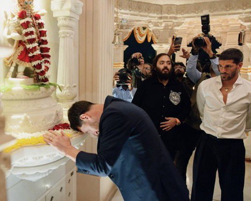 In a touching moment, Messi worships Lord Hanuman’s idol 🇮🇳🙏 