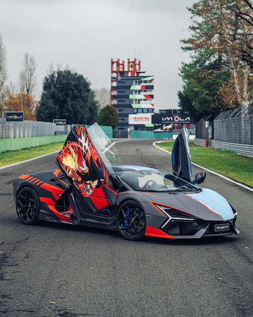 Lamborghini Revuelto rocked a special livery inspired by Sonic the Hedgehog at Imola Comics and Games. The ultimate fusion of speed and pop culture is complete! 