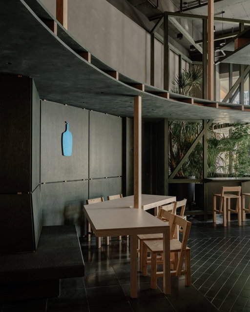 We are excited to open our first Hangzhou cafe, where we reimagine the classical essence of Jiangnan, China through a modern courtyard design. Join us at our Hangzhou MixC cafe for delicious coffee in a zen-like atmosphere. 