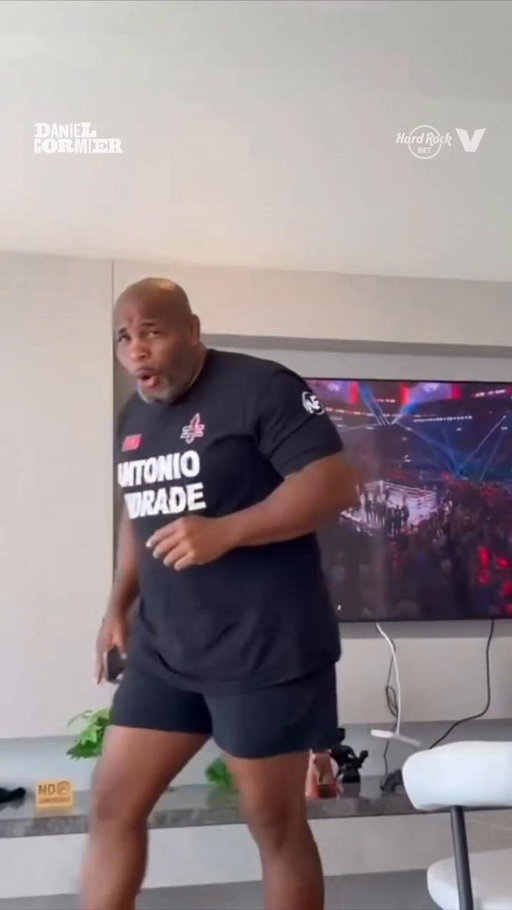 Daniel Cormier reacts to Jake Paul getting knocked out #JakeJoshua 

"Don't get up, don't get up" 😂

(Via @dc_mma ) 