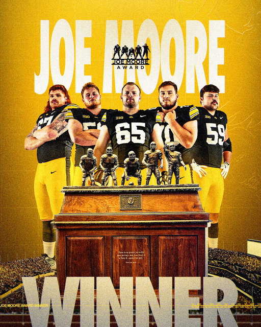 The nation’s best offensive line unit 🏆

@JoeMooreAward x #Hawkeyes 