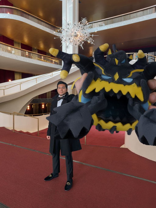 Checking in at the Met Opera, but I think someone is a little more excited than me. 🎭😈

Also, let’s be real, Guzzlord’s anime cry is pure opera energy.

AAAAAAAHHHHHHHHHHHHH 🎶

Gold gifted by @pokemon for Pokemon TCG pocket! 