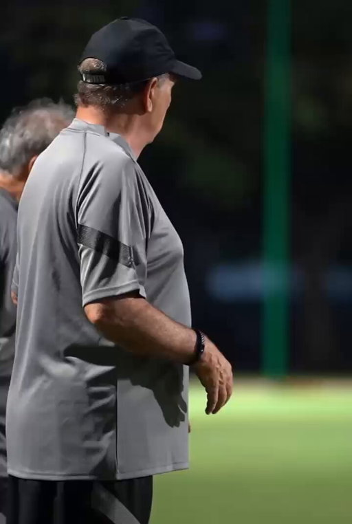 🥲🙏🏾 Annonce du décès de l’ex sélectionneur des Éléphants Jean-Louis Gasset 

Réactions du coach Émerse Faé et du gardien de but Yahia Fofana. 