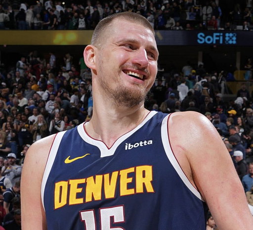 Jokic leads the entire NBA this season in:

- Most points in one game
- Most 50 point games 
- Triple Doubles
- True Shooting %
- Player Efficiency Rating

Every time someone drops 50 this season, DoorDash adds an item to “The Bag” for one lucky fan

Last time Jokic dropped 50+, DoorDash added a horse sculpture 😂

What are they adding this time? 👀