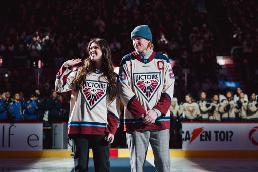 Patrik Laine et Jordan Leigh Laine étaient parmi nous pour la mise au jeu protocolaire. Bienvenue… même si techniquement, on est chez Patrik 😉

Patrik Laine and Jordan Leigh Laine were with us for the ceremonial puck drop. Welcome…even though we’re in Patrik’s home ! 